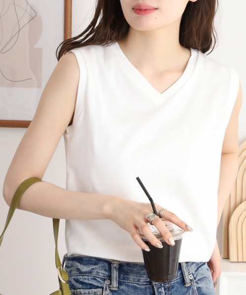 atONE(アットワン)の「Vネックノースリーブトップス(Tシャツ/カットソー・レディース・グレイッシュベージュ/ブラック/オフホワイト・L/LL/4L/3L/M)」の5枚目の写真
