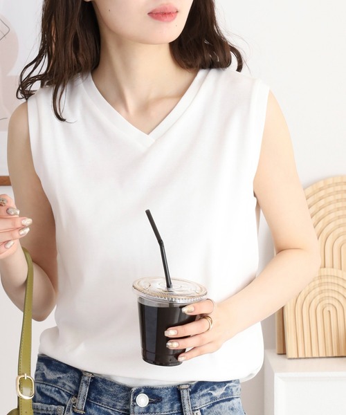atONE(アットワン)の「Vネックノースリーブトップス(Tシャツ/カットソー・レディース・グレイッシュベージュ/ブラック/オフホワイト・L/LL/4L/3L/M)」の6枚目の写真