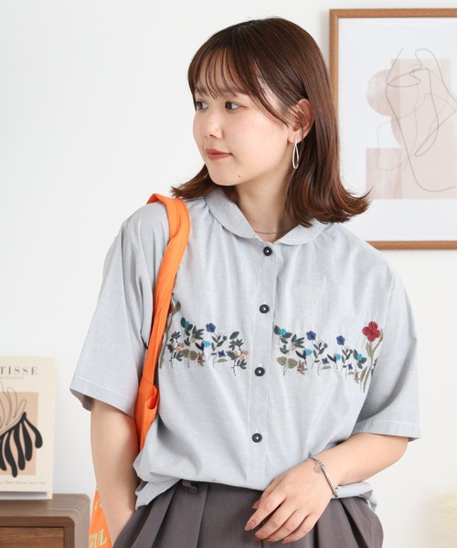 Emago(イマゴ)の「EMAGO 花刺繍ストライプシャツ(シャツ/ブラウス・レディース・ブルー/グレー・FREE)」の2枚目の写真