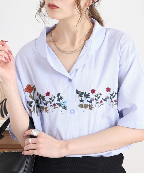 Emago(イマゴ)の「EMAGO 花刺繍ストライプシャツ(シャツ/ブラウス・レディース・ブルー/グレー・FREE)」の1枚目の写真