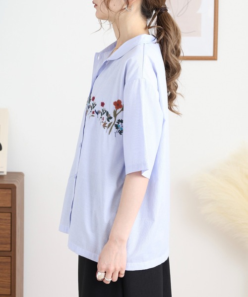 Emago(イマゴ)の「EMAGO 花刺繍ストライプシャツ(シャツ/ブラウス・レディース・ブルー/グレー・FREE)」の8枚目の写真