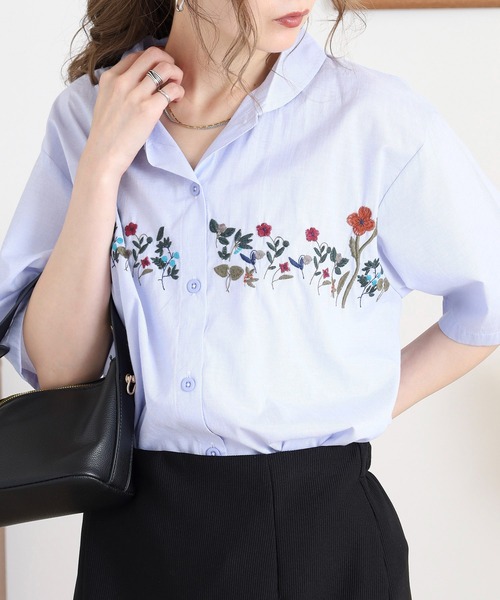Emago(イマゴ)の「EMAGO 花刺繍ストライプシャツ(シャツ/ブラウス・レディース・ブルー/グレー・FREE)」の4枚目の写真
