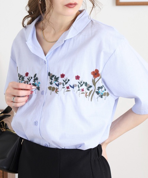 Emago(イマゴ)の「EMAGO 花刺繍ストライプシャツ(シャツ/ブラウス・レディース・ブルー/グレー・FREE)」の5枚目の写真