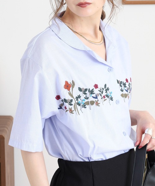 Emago(イマゴ)の「EMAGO 花刺繍ストライプシャツ(シャツ/ブラウス・レディース・ブルー/グレー・FREE)」の3枚目の写真
