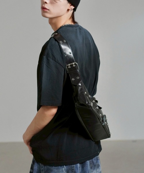 Chikashitsu +（チカシツプラス）の「【Chikashitsu +】buckle zipper studs bag / 【チカシツプラス】バックルジッパースタッズショルダーバッグ（ショルダーバッグ・メンズ・ブラック・ONE SIZE）」の8枚目の写真