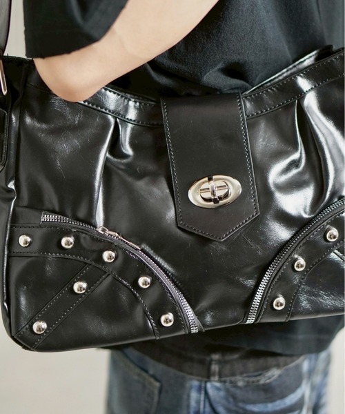 Chikashitsu +（チカシツプラス）の「【Chikashitsu +】buckle zipper studs bag / 【チカシツプラス】バックルジッパースタッズショルダーバッグ（ショルダーバッグ・メンズ・ブラック・ONE SIZE）」の11枚目の写真