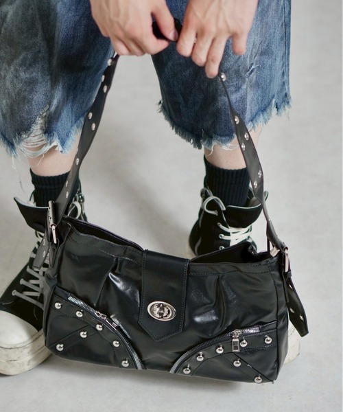 Chikashitsu +（チカシツプラス）の「【Chikashitsu +】buckle zipper studs bag / 【チカシツプラス】バックルジッパースタッズショルダーバッグ（ショルダーバッグ・メンズ・ブラック・ONE SIZE）」の7枚目の写真