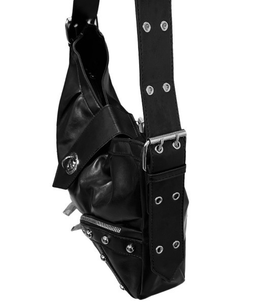 Chikashitsu +(チカシツプラス)の「【Chikashitsu +】buckle zipper studs bag / 【チカシツプラス】バックルジッパースタッズショルダーバッグ(ショルダーバッグ・メンズ・ブラック・ONE SIZE)」の22枚目の写真