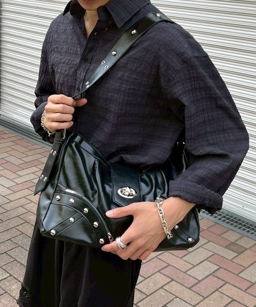 Chikashitsu +（チカシツプラス）の「【Chikashitsu +】buckle zipper studs bag / 【チカシツプラス】バックルジッパースタッズショルダーバッグ（ショルダーバッグ・メンズ・ブラック・ONE SIZE）」の18枚目の写真