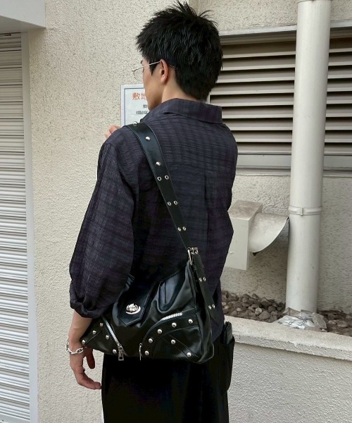 Chikashitsu +（チカシツプラス）の「【Chikashitsu +】buckle zipper studs bag / 【チカシツプラス】バックルジッパースタッズショルダーバッグ（ショルダーバッグ・メンズ・ブラック・ONE SIZE）」の21枚目の写真