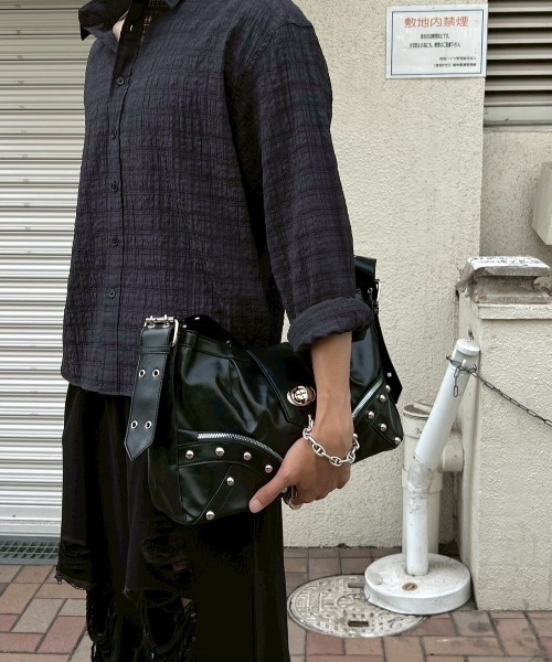 Chikashitsu +（チカシツプラス）の「【Chikashitsu +】buckle zipper studs bag / 【チカシツプラス】バックルジッパースタッズショルダーバッグ（ショルダーバッグ・メンズ・ブラック・ONE SIZE）」の19枚目の写真