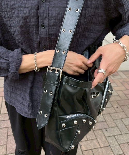 Chikashitsu +（チカシツプラス）の「【Chikashitsu +】buckle zipper studs bag / 【チカシツプラス】バックルジッパースタッズショルダーバッグ（ショルダーバッグ・メンズ・ブラック・ONE SIZE）」の20枚目の写真