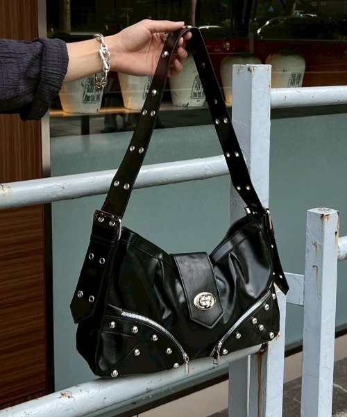 Chikashitsu +(チカシツプラス)の「【Chikashitsu +】buckle zipper studs bag / 【チカシツプラス】バックルジッパースタッズショルダーバッグ(ショルダーバッグ・メンズ・ブラック・ONE SIZE)」の19枚目の写真