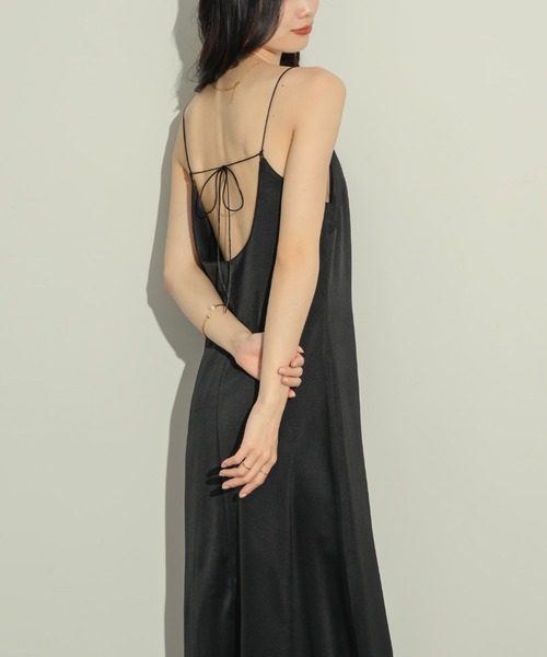 NEUNA（ヌナ）の「サテンバックシャンキャミワンピース（ワンピース・レディース・アイボリー/ブラック・FREE/SMALL）」の2枚目の写真