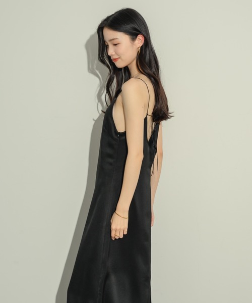NEUNA（ヌナ）の「サテンバックシャンキャミワンピース（ワンピース・レディース・アイボリー/ブラック・FREE/SMALL）」の3枚目の写真