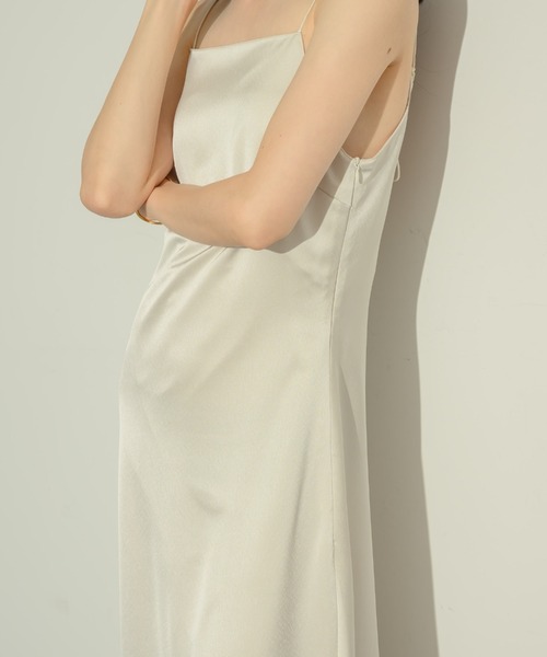 NEUNA（ヌナ）の「サテンバックシャンキャミワンピース（ワンピース・レディース・アイボリー/ブラック・FREE/SMALL）」の10枚目の写真