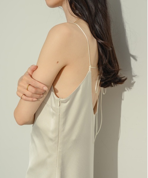 NEUNA（ヌナ）の「サテンバックシャンキャミワンピース（ワンピース・レディース・アイボリー/ブラック・FREE/SMALL）」の15枚目の写真