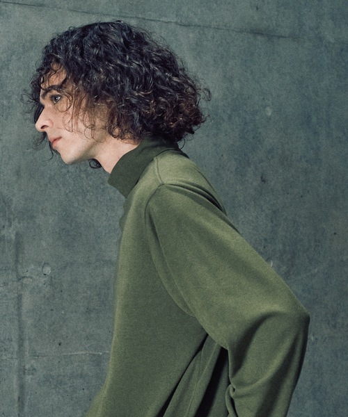 CASPER JOHN（キャスパージョン）の「Super stretch turtleneck cutsew / スーパーストレッチタートルネックカットソー（Tシャツ/カットソー・メンズ・マスタード/カーキ/ブラック/ブルー/チャコールグレー/レッド/ブラウン/ホワイト・X-SMALL/LARGE/MEDIUM/SMALL）」の18枚目の写真