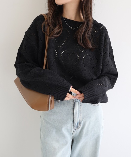 Freesia by andme(フリージアバイアンドミー)の「ショート丈ハートアイレットニットトップス(ニット/セーター・レディース・ブラック/レッド/グレー/オフホワイト・M)」の2枚目の写真