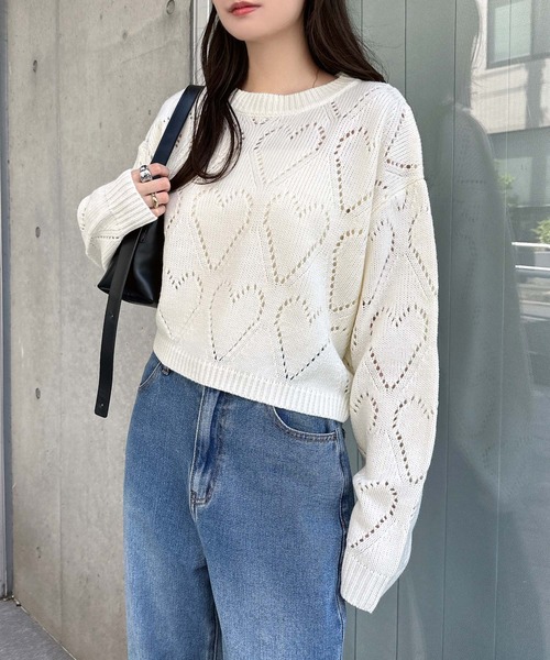 Freesia by andme(フリージアバイアンドミー)の「ショート丈ハートアイレットニットトップス(ニット/セーター・レディース・ブラック/レッド/グレー/オフホワイト・M)」の6枚目の写真