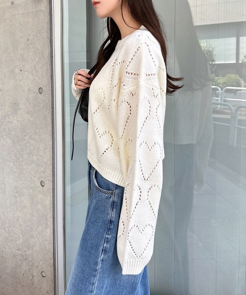 Freesia by andme(フリージアバイアンドミー)の「ショート丈ハートアイレットニットトップス(ニット/セーター・レディース・ブラック/レッド/グレー/オフホワイト・M)」の9枚目の写真