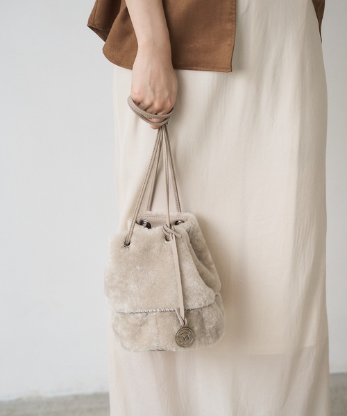 marco masi(マルコマージ)の「MARCO MASI/マルコマージ MOUTON BALL BAG(ハンドバッグ・レディース・ウッド/ベージュ系その他・FREE)」の2枚目の写真