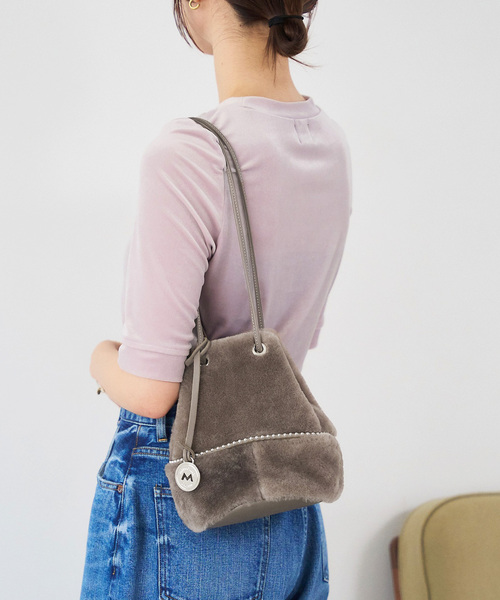 marco masi(マルコマージ)の「MARCO MASI/マルコマージ MOUTON BALL BAG(ハンドバッグ・レディース・ウッド/ベージュ系その他・FREE)」の1枚目の写真