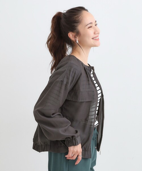 DRESKIP(ドレスキップ)の「【S-LL】寒暖差のある時期に 大人上品なシアーブルゾン(ブルゾン・レディース・チャコールグレー/ブラウン系/オレンジ・01/02/03/04)」の5枚目の写真