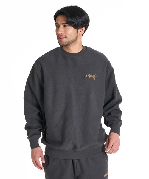BILLABONG（ビラボン）の「【直営店限定】BILLABONG メンズ SCRIPT LOGO トレーナー 【2025年秋冬モデル】ビラボンセットアップ対応ロゴワンポイント刺繍プルオーバークルーネックスウェットトレーナー（スウェット・メンズ・グレー/ブラック系その他/レッド系その他・MEDIUM/LARGE/X-LARGE）」の2枚目の写真