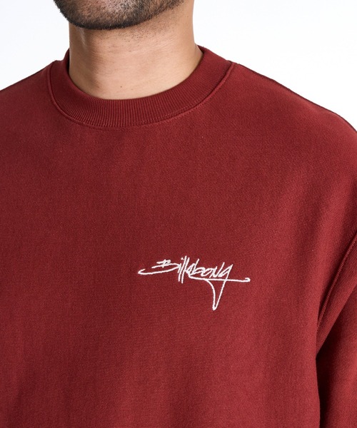 BILLABONG（ビラボン）の「【直営店限定】BILLABONG メンズ SCRIPT LOGO トレーナー 【2025年秋冬モデル】ビラボンセットアップ対応ロゴワンポイント刺繍プルオーバークルーネックスウェットトレーナー（スウェット・メンズ・グレー/ブラック系その他/レッド系その他・MEDIUM/LARGE/X-LARGE）」の4枚目の写真