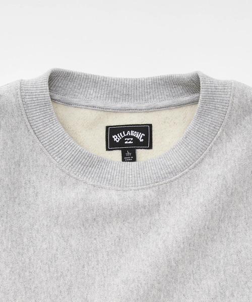 BILLABONG（ビラボン）の「【直営店限定】BILLABONG メンズ SCRIPT LOGO トレーナー 【2025年秋冬モデル】ビラボンセットアップ対応ロゴワンポイント刺繍プルオーバークルーネックスウェットトレーナー（スウェット・メンズ・グレー/ブラック系その他/レッド系その他・MEDIUM/LARGE/X-LARGE）」の7枚目の写真