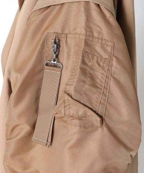 Three Four Time（ｽﾘｰﾌｫｰﾀｲﾑ）の「MA-1スリーブビッグカラーハーフコート（ブルゾン・レディース・ベージュ/ブラック・FREE）」の22枚目の写真