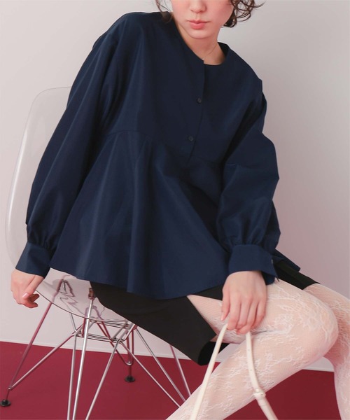 titivate（ティティベイト）の「フレアシルエットシャツ（シャツ/ブラウス・レディース・ネイビー/ライトブルー/ライトベージュ/オフホワイト・L/M/S）」の4枚目の写真