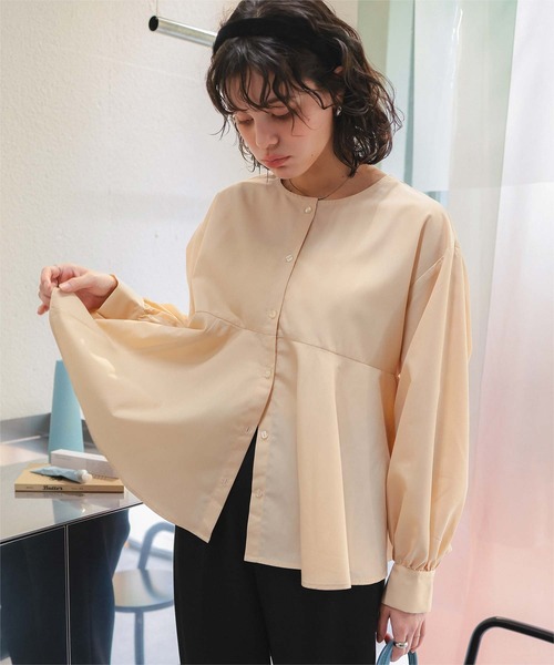 titivate（ティティベイト）の「フレアシルエットシャツ（シャツ/ブラウス・レディース・ネイビー/ライトブルー/ライトベージュ/オフホワイト・L/M/S）」の2枚目の写真