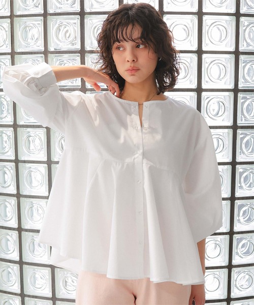 titivate（ティティベイト）の「フレアシルエットシャツ（シャツ/ブラウス・レディース・ネイビー/ライトブルー/ライトベージュ/オフホワイト・L/M/S）」の5枚目の写真