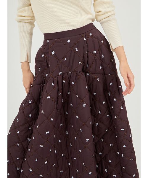 フラワーエンブロイダリーキルティングスカート（スカート）｜emmi
