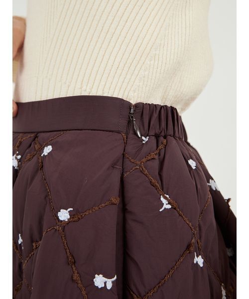 フラワーエンブロイダリーキルティングスカート（スカート）｜emmi