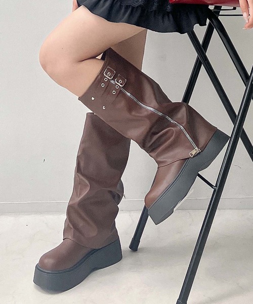 AS KNOW AS plus(アズノゥアズプラス)の「ベルト付き 厚底 ルーズカバーブーツ(ブーツ・レディース・ブラウン/ブラック・M/L)」の2枚目の写真