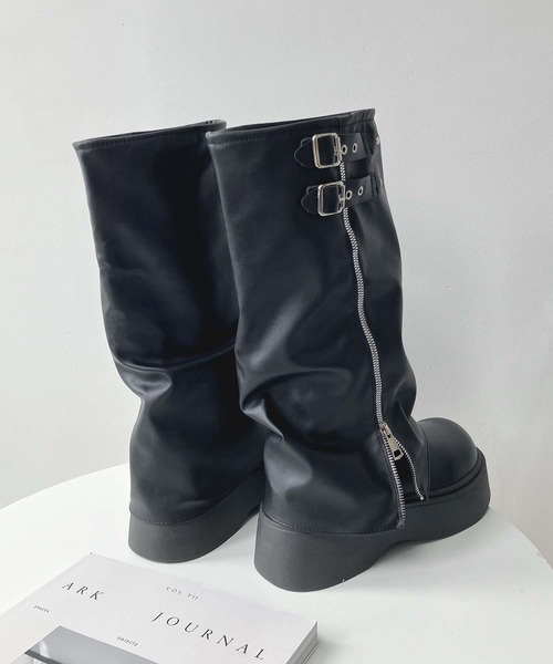 AS KNOW AS plus(アズノゥアズプラス)の「ベルト付き 厚底 ルーズカバーブーツ(ブーツ・レディース・ブラウン/ブラック・M/L)」の4枚目の写真