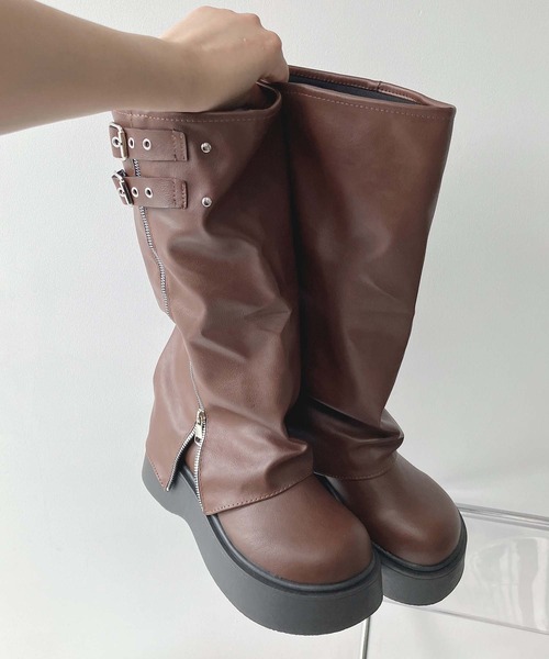 AS KNOW AS plus(アズノゥアズプラス)の「ベルト付き 厚底 ルーズカバーブーツ(ブーツ・レディース・ブラウン/ブラック・M/L)」の13枚目の写真