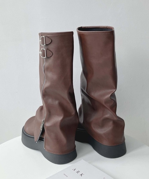 AS KNOW AS plus(アズノゥアズプラス)の「ベルト付き 厚底 ルーズカバーブーツ(ブーツ・レディース・ブラウン/ブラック・M/L)」の15枚目の写真