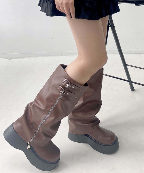 AS KNOW AS plus(アズノゥアズプラス)の「ベルト付き 厚底 ルーズカバーブーツ(ブーツ・レディース・ブラウン/ブラック・M/L)」の19枚目の写真