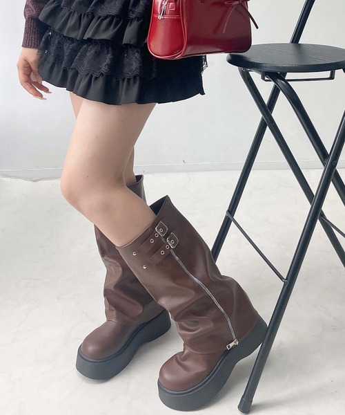 AS KNOW AS plus(アズノゥアズプラス)の「ベルト付き 厚底 ルーズカバーブーツ(ブーツ・レディース・ブラウン/ブラック・M/L)」の21枚目の写真