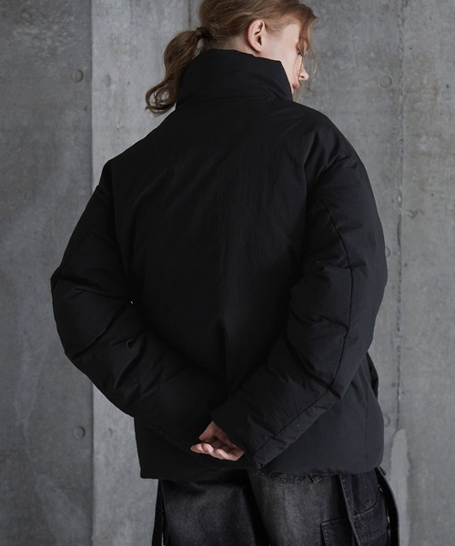 SERACE（セラス）の「【SERACE】Loose volume seamless high neck padded jacket / ルーズボリュームシームレスハイネック中綿ジャケット（ダウンジャケット/コート・メンズ・ブラック/ブラック系・L/M/S）」の4枚目の写真