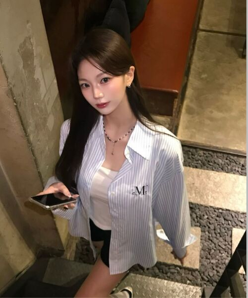 MUCENT(ムセント)の「ボナシグネチャーストライプシャツ (3カラー)(シャツ/ブラウス・レディース・ブルー/ライトベージュ/アイボリー・FREE)」の10枚目の写真