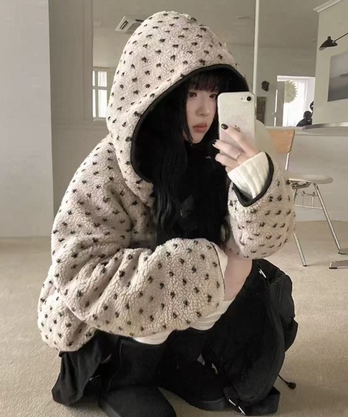 LAC-VERT（ラック・ヴェール）の「リバーシブルフーディーボアブルゾン（ブルゾン・レディース・チャコールグレー/ベージュ・FREE）」の8枚目の写真