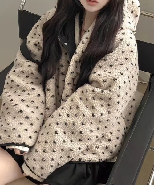 LAC-VERT（ラック・ヴェール）の「リバーシブルフーディーボアブルゾン（ブルゾン・レディース・チャコールグレー/ベージュ・FREE）」の9枚目の写真