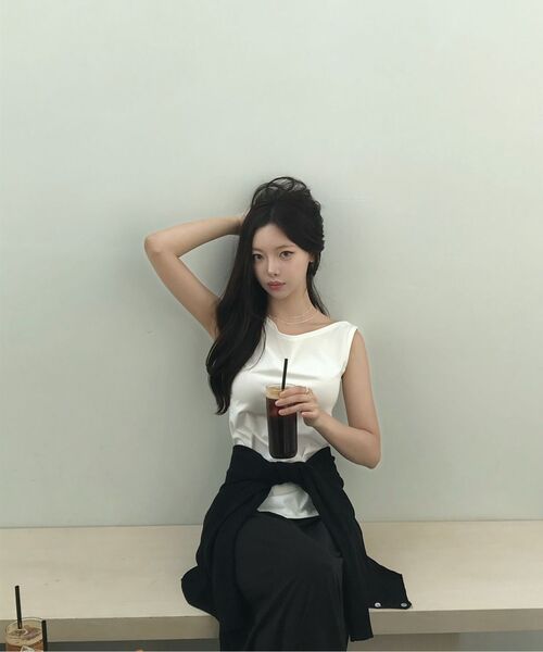 MAYVERU（メイバーユー）の「Balm Off-Shoulder Sleeveless T-Shirt _ Ivory（Tシャツ/カットソー・レディース・アイボリー・FREE）」の5枚目の写真