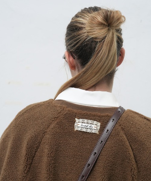 GENERAL IDEA(ジェネラルアイデア)の「【GENERAL IDEA】レースアップリケフリーストレーナー / FLEECE LACE APPLIQUE SWEATSHIRT(スウェット・レディース・ネイビー/ブラウン・S/M/L)」の4枚目の写真