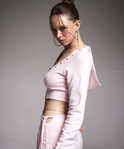 A.R.U(エイアールユー)の「EYELET TRIM HOODIE(パーカー・レディース・ダークグレー/Beige/PINK・SMALL/MEDIUM)」の4枚目の写真